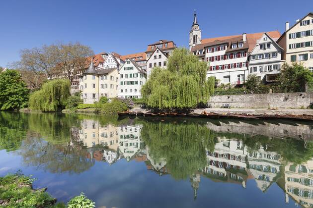 Deutschland - Flüsse, Neckar Tübinger Altstadt mit Hölderlinturm und Stiftskirche spiegelt sich im Neckar, Tübingen, Baden-Württemberg, Deutschland, Europa Copyright: imageBROKER/MarkusxLange ibxmal04389506