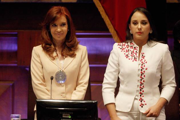 President of Ecuador s National Assembly Gabriela Rivadeneira (R) poses with former Argentinian President Cristina Fernandez de Kirchner after decorating her during a plenary session at the Assembly in Quito, Ecuador, 29 September 2016. FORMER ARGENTINIAN PRESIDENT CRISTINA FERNANDEZ DECORATED IN ECUADOR !ACHTUNG: NUR REDAKTIONELLE NUTZUNG!  QUI01 20160929-636107833443866618