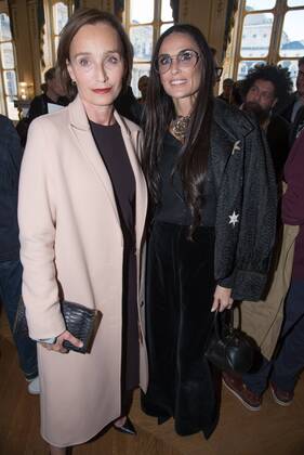 Paris Fashion Week - Demi Moore während Ehrung für Alber Elbaz 212102 Serge Arnal Starface 2016-10-03 Paris France Alber Elbaz decore Officier de la Legion d honneur a Paris. Ceremonie de remise des insignes d?Officier de la Legion d?honneur Ã Alber Elbaz. Kristin Scott Thomas. Demi Moore. Alber Elbaz decorated Officer of the Legion of Honor in Paris. Scott-Thomas, Kristin; Moore, Demi  Copyright: xSergexArnalx xStarfacex STAR_212102_001