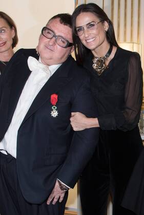 Paris Fashion Week - Ehrung für Alber Elbaz 212102 Serge Arnal Starface 2016-10-03 Paris France Alber Elbaz decore Officier de la Legion d honneur a Paris. Ceremonie de remise des insignes d?Officier de la Legion d?honneur Ã Alber Elbaz. Alber Elbaz. Demi Moore. Alber Elbaz decorated Officer of the Legion of Honor in Paris. Moore, Demi; Elbaz, Alber  Copyright: xSergexArnalx xStarfacex STAR_212102_037