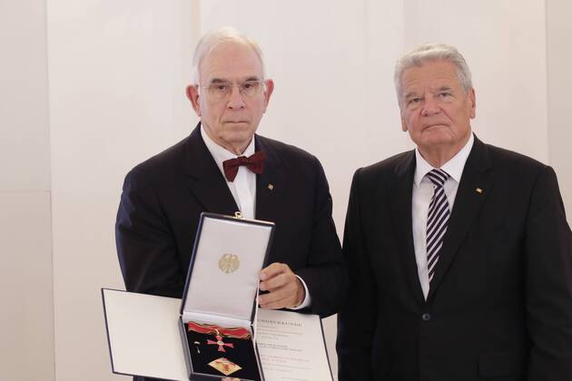 Berlin, Schloss Bellevue, Ansprache bei der Verleihung des Verdienstordens der Bundesrepublik Deutschland zum Tag der Deutschen Einheit, Foto: Christoph Johannes Wolff, Professor für Musikwissenschaft an der Harvard University in Cambridge, Bundespräsident Joachim Gauck