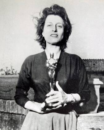 OSCARS. Beste Hauptdarstellerin. Preisträgerinnen 1951-1960 Photograph of Anna Magnani (1908-1973) an Italian stage and film actress, with her Oscar. Dated 20th Century