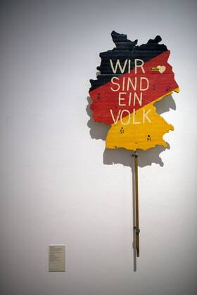 The British View Germany - Memories of a Nation, Exhibition Gropius-Bau DEU, Deutschland, Germany, Berlin, 07.10.2016 Schild Wir Sind Das Volk von Eckart Conradt, ein Transparent fuer die Demonstration im Berliner Lustgarten am 09. Dezember 1989, in der Ausstellung Der Britische Blick Deutschland - Erinnerungen einer Nation, The British View German - Memories of a Nation, im Martin-Gropius-Bau in Berlin. Die Ausstellung eroeffnet am 08. Oktober und geht bis 09. Januar und praesentiert ca 200 Objekte welche einen Bezug zu den letzten 600 Jahre Geschichte in Deutschland haben. Sie zeigt Spuren deutscher Identitaet aus britischer Perspektive. Poster We are one People by Eckart Conradt for a protest march in Berlin s Lustgartem on December 9th 1989 in Berlin, on display during his exhibition Der Britische Blick Deutschland - Erinnerungen einer Nation, The British View German - Memories of a