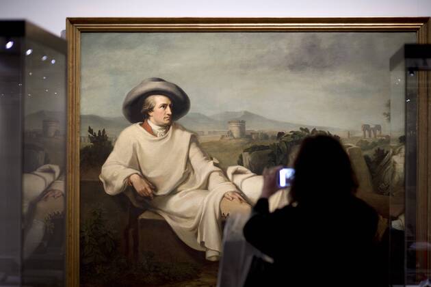 The British View Germany - Memories of a Nation, Exhibition Gropius-Bau DEU, Deutschland, Germany, Berlin, 07.10.2016 Besucher betrachtet ein Werk mit Motiv Johann Wolfgang von Goethe, Goethe in der Campagna von Karl Bennert, in der Ausstellung Der Britische Blick Deutschland - Erinnerungen einer Nation, The British View German - Memories of a Nation, im Martin-Gropius-Bau in Berlin. Die Ausstellung eroeffnet am 08. Oktober und geht bis 09. Januar und praesentiert ca 200 Objekte welche einen Bezug zu den letzten 600 Jahre Geschichte in Deutschland haben. Sie zeigt Spuren deutscher Identitaet aus britischer Perspektive. Visitor next to a painting of Johann Wolfgang von Goethe, Goethe in the Campagna by Karl Bennert, on display during his exhibition Der Britische Blick Deutschland - Erinnerungen einer Nation, The British View German - Memories of a Nation, at the Martin Gropius Bau in Berl