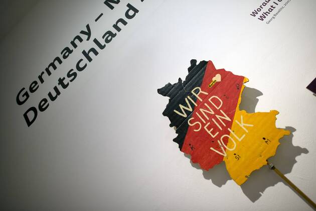 The British View Germany - Memories of a Nation, Exhibition Gropius-Bau DEU, Deutschland, Germany, Berlin, 07.10.2016 Schild Wir Sind Das Volk von Eckart Conradt, ein Transparent fuer die Demonstration im Berliner Lustgarten am 09. Dezember 1989, in der Ausstellung Der Britische Blick Deutschland - Erinnerungen einer Nation, The British View German - Memories of a Nation, im Martin-Gropius-Bau in Berlin. Die Ausstellung eroeffnet am 08. Oktober und geht bis 09. Januar und praesentiert ca 200 Objekte welche einen Bezug zu den letzten 600 Jahre Geschichte in Deutschland haben. Sie zeigt Spuren deutscher Identitaet aus britischer Perspektive. Poster We are one People by Eckart Conradt for a protest march in Berlin s Lustgartem on December 9th 1989 in Berlin, on display during his exhibition Der Britische Blick Deutschland - Erinnerungen einer Nation, The British View German - Memories of a