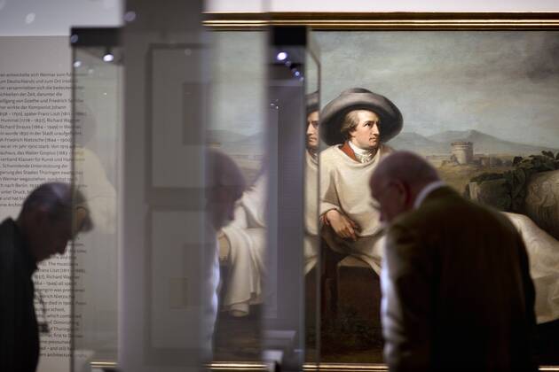 The British View Germany - Memories of a Nation, Exhibition Gropius-Bau DEU, Deutschland, Germany, Berlin, 07.10.2016 Besucher betrachtet ein Werk mit Motiv Johann Wolfgang von Goethe, Goethe in der Campagna von Karl Bennert, in der Ausstellung Der Britische Blick Deutschland - Erinnerungen einer Nation, The British View German - Memories of a Nation, im Martin-Gropius-Bau in Berlin. Die Ausstellung eroeffnet am 08. Oktober und geht bis 09. Januar und praesentiert ca 200 Objekte welche einen Bezug zu den letzten 600 Jahre Geschichte in Deutschland haben. Sie zeigt Spuren deutscher Identitaet aus britischer Perspektive. Visitor next to a painting of Johann Wolfgang von Goethe, Goethe in the Campagna by Karl Bennert, on display during his exhibition Der Britische Blick Deutschland - Erinnerungen einer Nation, The British View German - Memories of a Nation, at the Martin Gropius Bau in Berl