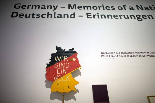 The British View Germany - Memories of a Nation, Exhibition Gropius-Bau DEU, Deutschland, Germany, Berlin, 07.10.2016 Schild Wir Sind Das Volk von Eckart Conradt, ein Transparent fuer die Demonstration im Berliner Lustgarten am 09. Dezember 1989, in der Ausstellung Der Britische Blick Deutschland - Erinnerungen einer Nation, The British View German - Memories of a Nation, im Martin-Gropius-Bau in Berlin. Die Ausstellung eroeffnet am 08. Oktober und geht bis 09. Januar und praesentiert ca 200 Objekte welche einen Bezug zu den letzten 600 Jahre Geschichte in Deutschland haben. Sie zeigt Spuren deutscher Identitaet aus britischer Perspektive. Poster We are one People by Eckart Conradt for a protest march in Berlin s Lustgartem on December 9th 1989 in Berlin, on display during his exhibition Der Britische Blick Deutschland - Erinnerungen einer Nation, The British View German - Memories of a