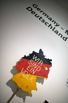 The British View Germany - Memories of a Nation, Exhibition Gropius-Bau DEU, Deutschland, Germany, Berlin, 07.10.2016 Schild Wir Sind Das Volk von Eckart Conradt, ein Transparent fuer die Demonstration im Berliner Lustgarten am 09. Dezember 1989, in der Ausstellung Der Britische Blick Deutschland - Erinnerungen einer Nation, The British View German - Memories of a Nation, im Martin-Gropius-Bau in Berlin. Die Ausstellung eroeffnet am 08. Oktober und geht bis 09. Januar und praesentiert ca 200 Objekte welche einen Bezug zu den letzten 600 Jahre Geschichte in Deutschland haben. Sie zeigt Spuren deutscher Identitaet aus britischer Perspektive. Poster We are one People by Eckart Conradt for a protest march in Berlin s Lustgartem on December 9th 1989 in Berlin, on display during his exhibition Der Britische Blick Deutschland - Erinnerungen einer Nation, The British View German - Memories of a