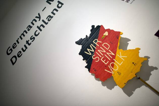 The British View Germany - Memories of a Nation, Exhibition Gropius-Bau DEU, Deutschland, Germany, Berlin, 07.10.2016 Schild Wir Sind Das Volk von Eckart Conradt, ein Transparent fuer die Demonstration im Berliner Lustgarten am 09. Dezember 1989, in der Ausstellung Der Britische Blick Deutschland - Erinnerungen einer Nation, The British View German - Memories of a Nation, im Martin-Gropius-Bau in Berlin. Die Ausstellung eroeffnet am 08. Oktober und geht bis 09. Januar und praesentiert ca 200 Objekte welche einen Bezug zu den letzten 600 Jahre Geschichte in Deutschland haben. Sie zeigt Spuren deutscher Identitaet aus britischer Perspektive. Poster We are one People by Eckart Conradt for a protest march in Berlin s Lustgartem on December 9th 1989 in Berlin, on display during his exhibition Der Britische Blick Deutschland - Erinnerungen einer Nation, The British View German - Memories of a