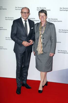 Stefan Schulze-Hausmann und Barbara Hendricks beim festlichen Lunch zur Verleihung des Ehrenpreises 2016 des Deutschen Nachhaltigkeitspreises an Ban Ki-moon im Emporio Tower. Hamburg, 07.10.2016 Foto:xgbrcix xFuturexImage