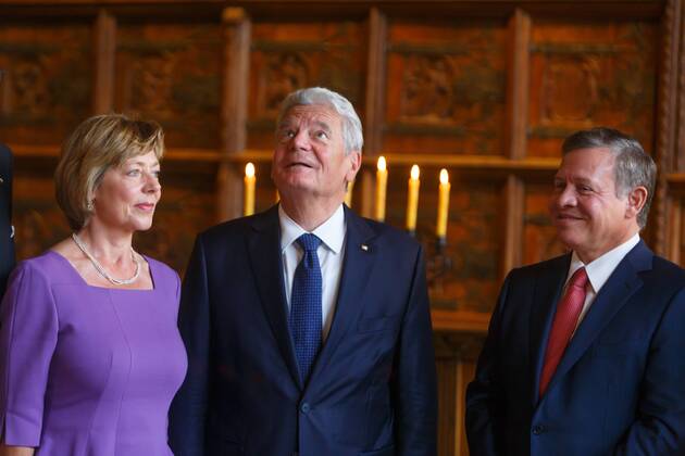 DEU, Deutschland, Nordrhein-Westfalen, Münster, 08.10.2016: Verleihung des Internationalen Preises des Westfälischen Friedens Eintrag in das Goldene Buch der Stadt Münster Daniela Schadt; Joachim Gauck, Bundespräsident und Abdullah II. bin al-Hussein, König des haschemitischen Königreichs von Jordanien