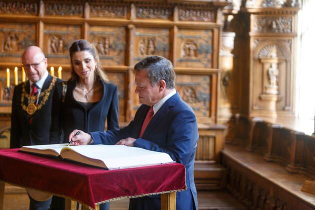 DEU, Deutschland, Nordrhein-Westfalen, Münster, 08.10.2016: Verleihung des Internationalen Preises des Westfälischen Friedens Eintrag in das Goldene Buch der Stadt Münster vlnr: Markus Lewe (CDU), Oberbürgermeister der Stadt Münster; Rania von Jordanien, Königin von Jordanien und Abdullah II. bin al-Hussein, König des haschemitischen Königreichs von Jordanien