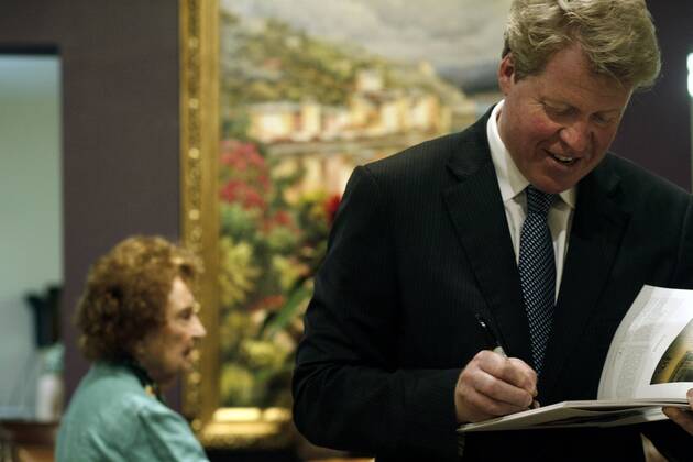 09 10 2008 Tampa, FL).NP_294229_DEAN_SPENCER_2.photo by ATOYIA DEANS Times.caption: Princess Diana s brother, Earl Charles Spencer, signs Althorp furniture pieces as well as books at Livingston Furniture store on West Shore Boulevard in Tampa. Althorp is the late princess s family home, filled with a lot of elaborate antique pieces. Replicas of the pieces can be purchased at the store - ZUMAs70_