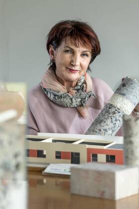 DBU-Deutscher Umweltpreis 2016 DEU Brandenburg Cottbus Â DBU-Deutscher Umweltpreis 2016 an Prof. Angelika Mettke: Die Platte neu auflegen - dies gelingt Frau Prof. Dr.-Ing. Angelika Mettke von der BTU Cottbus-Senftenberg im wörtlichen Sinne. Seit Jahren forscht sie zum baulichen Recycling von ausgedienten DDR-Plattenbau-Elementen. Nach dem sie, 1994 zum Thema Wiederverwendung von Bauelementen und Bauwerksteilen Promovierte, schrieb sie 2010 ihre Habilitation zum Thema ž Material- und Produktrecycling - am Beispiel von Plattenbauten œ , 2015 wurde sie zur Professur Bauliches Recycling berufen. Im Rahmen national und international vernetzter Forschungsprojekte wird eine enge Kreislaufführung von Bauprodukten ohne Werteverluste erfasst und bewertet. Kerngedanke der Forschungsarbeiten ist stets eine ganzheitliche Bewertung unter Nachhaltigkeitsprämissen (wirtschaftliche, ökologisc