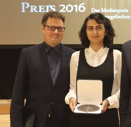 Robert-Geisendörfer-Preis Verleihung in Hamburg Vier Fernseh- und zwei Radioproduktionen sind am Mittwochabend (12.10.16) in Hamburg mit dem Robert Geisendoerfer Preis ausgezeichnet worden. Geehrt wurden unter anderem das Radio-Projekt Auschwitz-Stolpersteine: Stolpern gegen das Vergessen des NDR und die WDR-Fernsehdokumentation Die Folgen der Tat . Foto: Christian Hinkelmann (l.) und Sharon Wetzel, Preistraeger des Stolperstein -Projekts. Geehrt wurden unter anderem das Radio-Projekt Auschwitz-Stolpersteine: Stolpern gegen das Vergessen des NDR und die WDR-Fernsehdokumentation Die Folgen der Tat . Der Sonderpreis der Jury ging an die ZDF-Journalistin und Moderatorin Dunja Hayali (M.), die fuer ihre offene Gespraechskultur gewuerdigt wird. Der Medienpreis der evangelischen Kirche wurde zum 33. Mal vergeben. (Siehe epd-Meldung vom 12.10.16) Robert Geisendoerfer Preis in Hamburg verliehen Copyright: epd-bild StephanxWallocha EDITORIAL USE ONLY