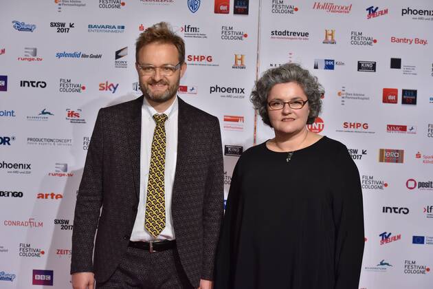 Die Dokumentarfilmer Tobias und Christiane Büchner posieren am 14.10.2016 in Köln auf dem roten Teppich beim International Film Award NRW im Rahmen des Film Festival Cologne. (vormals: Cologne Conference) ein internationales Film- und Fernsehfestival in Köln.