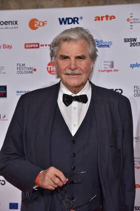 Der Schauspieler Peter Simonischek posiert am 14.10.2016 in Köln auf dem roten Teppich beim International Film Award NRW im Rahmen des Film Festival Cologne. (vormals: Cologne Conference) ein internationales Film- und Fernsehfestival in Köln.