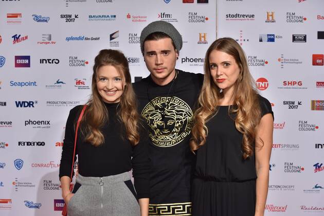 Die Schauspieler Amrei Haardt, l-r, Bela Klentze und Katrin Wolter posieren am 14.10.2016 in Köln auf dem roten Teppich beim International Film Award NRW im Rahmen des Film Festival Cologne. (vormals: Cologne Conference) ein internationales Film- und Fernsehfestival in Köln.