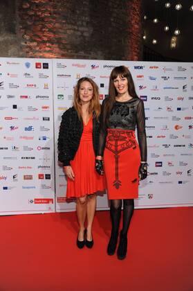 Moderatorin Mara Bergmann und Sängerin Pamela Falcon, l-r, posieren am 14.10.2016 in Köln auf dem roten Teppich beim International Film Award NRW im Rahmen des Film Festival Cologne. (vormals: Cologne Conference) ein internationales Film- und Fernsehfestival in Köln.