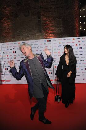 Der Regisseur Christopher Doyle und Rain Kathy Li (r) posiert am 14.10.2016 in Köln auf dem roten Teppich beim International Film Award NRW im Rahmen des Film Festival Cologne. (vormals: Cologne Conference) ein internationales Film- und Fernsehfestival in Köln.