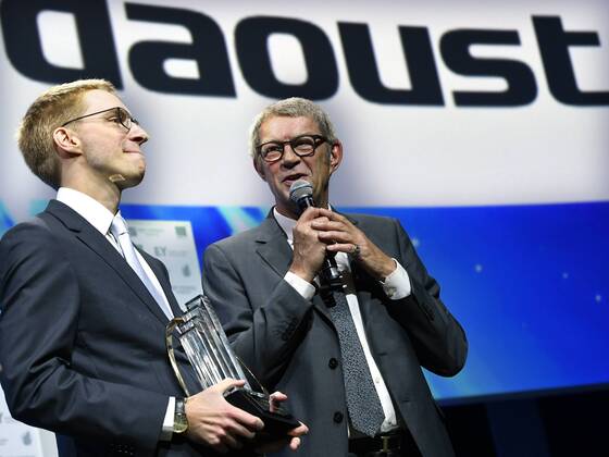 Unternehmen Daoust wird in Brüssel ausgezeichnet Jean-Claude Daoust (R) delivers a speech as Daoust won the award during the award ceremony for the twenty-first edition of Entreprise de l annee (French-speaking company of the year), Monday 17 October 2016, in Brussels.  BENOITxDOPPAGNE 04959244