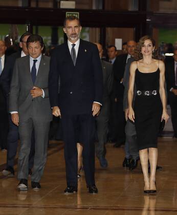Verleihung Prinzessin-von-Asturien-Preis in Oviedo Spain s King Felipe VI (C), Queen Letizia (R), and the Regional President of Asturias, Javier Fernandez (L), arrive for the XXV Princess of Asturias Awards Concert in Oviedo, in the province of Asturias, northern Spain, 20 October 2016. The Princess of Asturias awards handover ceremony will be held at the Campoamor Theatre in Oviedo on 21 October. Spanish royal couple chair the XXV Princess of Asturias Awards Concert !ACHTUNG: NUR REDAKTIONELLE NUTZUNG!  GRA425 20161020-636125903187082296