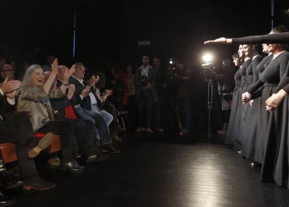 Verleihung Prinzessin-von-Asturien-Preis in Oviedo Spanish actress and director Nuria Espert (L) Princess of Asturias Award of the Arts 2016 at the tribute titled Espectacular (Spectacular) after Espert s visit at the ESAD acting school in Gijon, Asturias, Spain, 20 October 2016. TRIBUTE OF YOUNG ACTRESSES TO NURIA ESPERT, PRINCESS OF ASTURIAS AWARD IN ARTS 2016 !ACHTUNG: NUR REDAKTIONELLE NUTZUNG!  GIJ001 20161020-636125927459051266