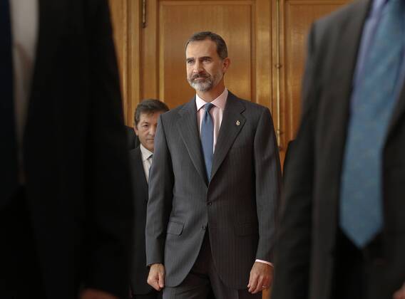 Spain s King Felipe VI (C) and Queen Letizia (not pictured) grant an audience to the laureates of Asturias Medals 2016 and the winners of the End of University Course 2015 of Oviedo University in Oviedo, Asturias region, northern Spain, 21 October 2016. The named audience was held in the frame of the 36th Princess of Asturias Awards, whose awarding ceremony will be held later on the day. EVENT IN THE FRAME OF PRINCESS OF ASTURIAS AWARDS !ACHTUNG: NUR REDAKTIONELLE NUTZUNG!  20161021-636126498848530350