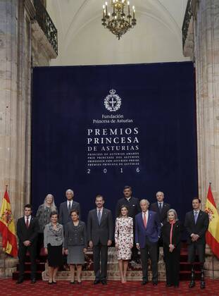 Spain s King Felipe VI (C) and Queen Letizia (2nd-R, front) pose during the audience they granted to the laureates of Princess of Asturias Awards 2016 in Oviedo, Asturias region, northern Spain, 21 October 2016. The 36th edition of the Princess of Asturias Awards awarding ceremony will be held in Oviedo later on the day. Audience to laureates of Princess of Asturias Awards !ACHTUNG: NUR REDAKTIONELLE NUTZUNG!  20161021-636126537024781420