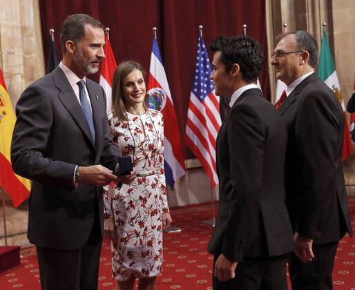 Spain s King Felipe VI (L) and Queen Letizia welcome Spanish triathlete Javier Gomez Noya (2nd-R), Princess of Asturias Award for Sports 2016 award-winner, during the audience they granted to the laureates of Princess of Asturias Awards 2016 in Oviedo, Asturias region, northern Spain, 21 October 2016. The 36th edition of the Princess of Asturias Awards awarding ceremony will be held in Oviedo later on the day. Audience to laureates of Princess of Asturias Awards !ACHTUNG: NUR REDAKTIONELLE NUTZUNG!  20161021-636126553488167032