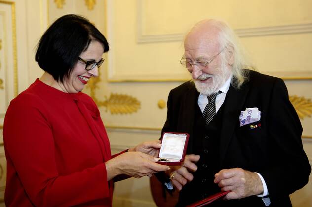 Andrea Ecker und Karl Merkatz bei der Verleihung des Österreichischen Ehrenkreuzes für Wissenschaft und Kunst 1. Klasse an Karl Merkatz im Bundeskanzleramt. Wien, 20.10.2016 Foto:xF.xJ.xMorgenbesserx xFuturexImage