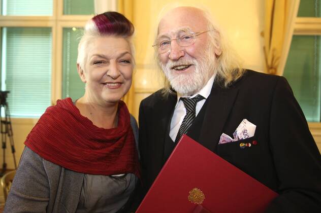 Victoria Coeln und Karl Merkatz bei der Verleihung des Österreichischen Ehrenkreuzes für Wissenschaft und Kunst 1. Klasse an Karl Merkatz im Bundeskanzleramt. Wien, 20.10.2016 Foto:xF.xJ.xMorgenbesserx xFuturexImage