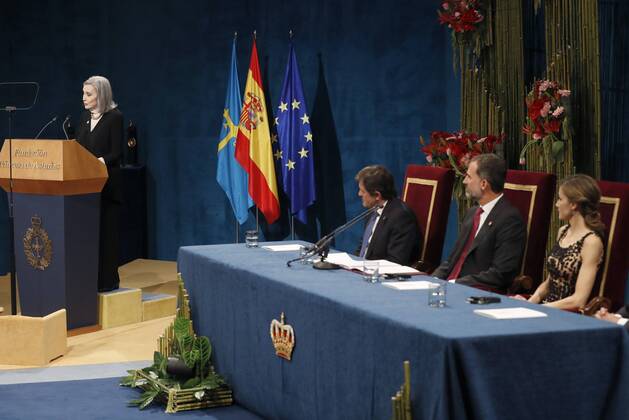 Prinzessin-von-Asturien-Preis Spanish actress Nuria Espert (L), winner of the 2016 Princess of Asturias Award of Arts, delivers her speech in presence of Spain s King Felipe VI (2R), Queen Letizia (R), and regional President of Asturias, Javier Fernandez, during the 36th edition of the Princess of Asturias Awards handover ceremony at the Campoamor Theatre in Oviedo, province of Asturias, northern Spain, 21 October 2016. Princess of Asturias Awards handover ceremony !ACHTUNG: NUR REDAKTIONELLE NUTZUNG!  GRA426 20161021-636126740442599416