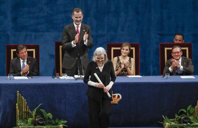 Prinzessin-von-Asturien-Preis Spanish actress Nuria Espert (C) receives the 2016 Princess of Asturias Award of Arts from Spain s King Felipe VI (2L) during the 36th edition of the Princess of Asturias Awards handover ceremony at the Campoamor Theatre in Oviedo, province of Asturias, northern Spain, 21 October 2016. EFE Jose Luis Cereijido Princess of Asturias Awards handover ceremony !ACHTUNG: NUR REDAKTIONELLE NUTZUNG!  GRA439 20161021-636126757825300822