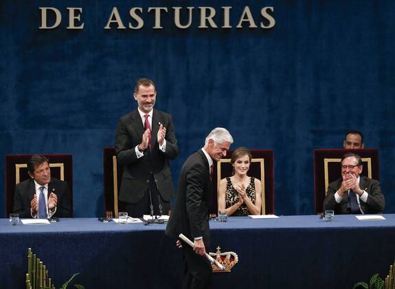Prinzessin-von-Asturien-Preis Spain s King Felipe VI (2L) presents the 2016 Princess of Asturias Award of Communication and Humanities to US photographer James Nachtwey (C) during the 36th edition of the Princess of Asturias Awards handover ceremony at the Campoamor Theatre in Oviedo, province of Asturias, northern Spain, 21 October 2016. Princess of Asturias Awards handover ceremony !ACHTUNG: NUR REDAKTIONELLE NUTZUNG!  GRA438 20161021-636126761317316052