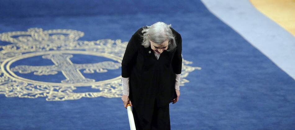 Prinzessin-von-Asturien-Preis Spanish actress Nuria Espert bows to the audience after receiving the 2016 Princess of Asturias Award of Arts during the handover ceremony held at the Campoamor Theatre in Oviedo, province of Asturias, northern Spain, 21 October 2016. EFE Jose Luis Cereijido Princess of Asturias Awards handover ceremony !ACHTUNG: NUR REDAKTIONELLE NUTZUNG!  GRA439 20161021-636126776576259534