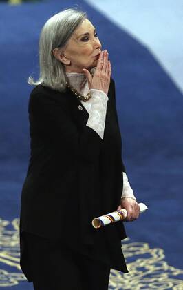 Prinzessin-von-Asturien-Preis Spanish actress Nuria Espert blows a kiss as she receives the applause of the audience after receiving the 2016 Princess of Asturias Award of Arts during the handover ceremony held at the Campoamor Theatre in Oviedo, province of Asturias, northern Spain, 21 October 2016. EFE Jose Luis Cereijido Princess of Asturias Awards handover ceremony !ACHTUNG: NUR REDAKTIONELLE NUTZUNG!  GRA439 20161021-636126776590300254