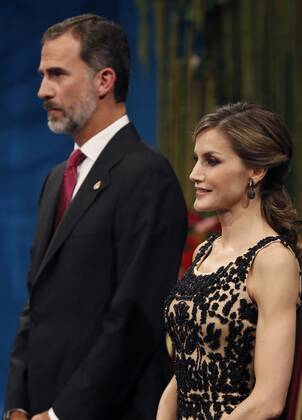 Prinzessin-von-Asturien-Preis Spain s King Felipe VI (L) and Queen Letizia attend the 36th edition of the Princess of Asturias Awards handover ceremony at the Campoamor Theatre in Oviedo, province of Asturias, northern Spain, 21 October 2016. Princess of Asturias Awards handover ceremony !ACHTUNG: NUR REDAKTIONELLE NUTZUNG!  GRA439 20161021-636126792309826271
