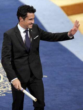 Prinzessin-von-Asturien-Preis Spanish triathlete Javier Gomez Noya receives the applause of the audience after receiving the 2016 Princess of Asturias Award of Sports during the 36th edition of the Princess of Asturias Awards handover ceremony at the Campoamor Theatre in Oviedo, province of Asturias, northern Spain, 21 October 2016. Princess of Asturias Awards handover ceremony !ACHTUNG: NUR REDAKTIONELLE NUTZUNG!  GRA435 20161021-636126800176293033