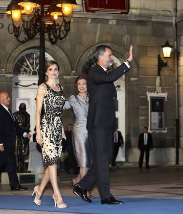Prinzessin-von-Asturien-Preis Spain s King Felipe VI (R), Queen Letizia (L) and Queen Sofia leave the Campoamor Theatre at the end of the 36th edition of the Princess of Asturias Awards handover ceremony in Oviedo, province of Asturias, northern Spain, 21 October 2016. Princess of Asturias Awards handover ceremony !ACHTUNG: NUR REDAKTIONELLE NUTZUNG!  GRA518 20161021-636126802186795257