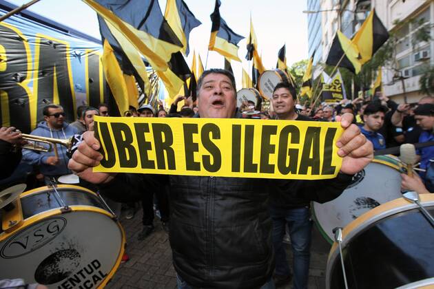 Bilder des Tages October 28, 2016 - Buenos Aires, Buenos Aires, Argentina - Taxi drivers protest against Uber in Buenos Aires. They require the Justice outlawing the Uber system. Buenos Aires Argentina - ZUMAs180 20161028_zbp_s180_002