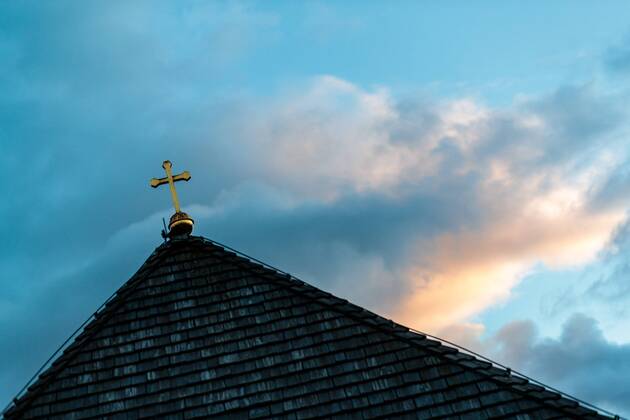 Kaprun THEMENBILD - ein Kreuz auf dem Dach einer Kapelle gegen den Wolkenverhangenen Abend Himmel fotografiert. Am 1. November, gedenken Katholiken aller Menschen, die in der Kirche als Heilige verehrt werden. Das Fest Allerseelen am darauf folgenden 2. November, ist dem Gedaechtnis aller Verstorbenen gewidmet, aufgenommen am 30.10.2016, Kaprun, Oesterreich A cross on the roof of a chapel photographed against the cloudy evening sky, on All Saints Day 1st November, Catholics remember all people who are venerated as saints in the church. The festival Souls on the following second November is dedicated to the memory of all deceased, taken at the cemetery in Kaprun, Austria on 2016 10 30. EP_fei