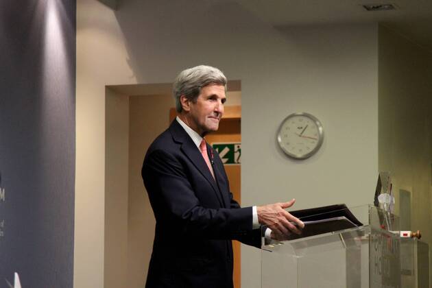 United Kingdom: John Kerry receives Chatham House Prize 2016 US Secretary of State John Kerry speaking at Chatham House in London, after receiving the Chatham House Prize 2016. Kerry and Iranian Minister of Foreign Affairs Dr Mohammad Javad Zarif were jointly awarded the prize in recognition of their crucial roles in successfully negotiating the historic nuclear deal between Iran and the P5+1.  DominicxDudley