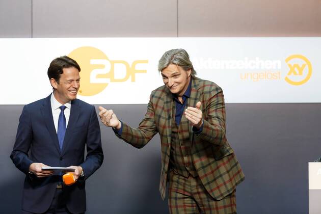 01.11.2016, Berlin, Deutschland, GER, XY-Preisverleihung 2016 - Gemeinsam gegen das Verbrechen - im Hauptstadtstudio des ZDF. Foto:(r.) Stefan Jürgens (l.) Rudi Cerne