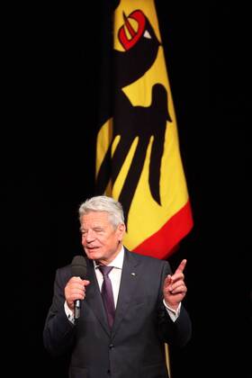 Joachim Gauck (Bundespraesident) vor der Standarte des Bundespraesidenten am 01.11.2016 in Berlin Joachim Gauck (Bundespraesident) vor der Standarte des Bundespraesidenten am 01.11.2016 in Berlin bei der Verleihung des Silbernen Lorbeerblattes an die Medaillengewinnerinnen und Medaillengewinner der XXXI. Olympischen und der XV. Paralympischen Sommerspiele in Rio de Janeiro 2016 xKATJPGx