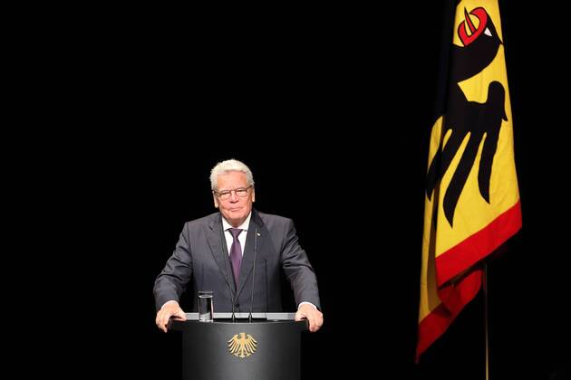 Joachim Gauck (Bundespraesident) vor der Standarte des Bundespraesidenten am 01.11.2016 in Berlin Joachim Gauck (Bundespraesident) vor der Standarte des Bundespraesidenten am 01.11.2016 in Berlin bei der Verleihung des Silbernen Lorbeerblattes an die Medaillengewinnerinnen und Medaillengewinner der XXXI. Olympischen und der XV. Paralympischen Sommerspiele in Rio de Janeiro 2016 xKATJPGx