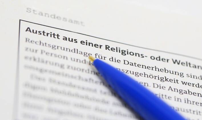 Nuernberg Symbolfoto, Themenbild Kirchenaustritt, Kirchensteuer. Kugelschreiber zeigt auf das Wort Austritt auf Formular fuer Kirchenaustritt. Copyright: xWuestx Eibner-Pressefotox EP_fwt