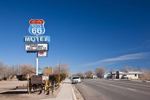 USA, Arizona, Seligman. Rt. 66 Town, Rt. 66 motel sign.  Copyright: xWalterxBibikowx xDanitaxDelimont US03 WBI0417