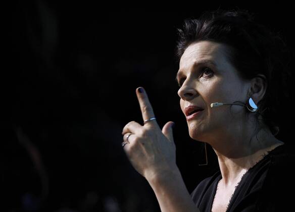 French actress Juliette Binoche during the ceremony she was awarded the 1st Women in Action! award in Madrid, central Spain, 19 November 2016. The Women in Action! award recognizes and rewards the trajectory and work of women in favor of equality in the audiovisual area (in front and behind the cameras). EFE Victor Lerena Juliette Binoche awarded the 1st Women in Action! award !ACHTUNG: NUR REDAKTIONELLE NUTZUNG!  20161119-636151898382194526