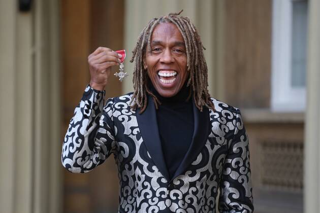 Prominente nach Ordensverleihung vor dem Buckingham Palast . 18 11 2016. London, United Kingdom. Investitures at Buckingham Palace. Buckingham Palace. Playwright, director and screenwriter Richard Beadle-Blair collects his MBE for services to Drama at an Investiture at Buckingham Palace, November 18 2016. Richard is a British actor, director, screenwriter, playwright, singer, designer, choreographer, dancer and songwriter of British West Indian origin. He is the artistic director of multi-media production company Team Angelica. xi-Images xPoolx IIM-13846-0009